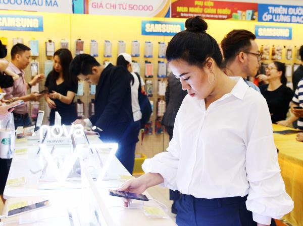 Thế Giới Di Động lăng xê smartphone màn hình tràn